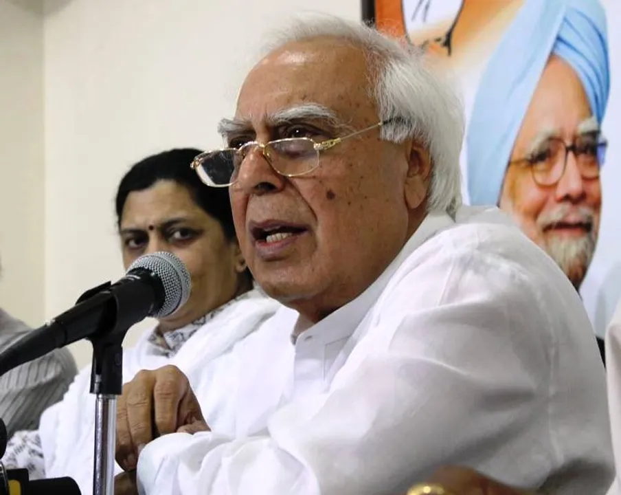  Kapil Sibal attacks Rahul Gandhi, asks who is taking decisions in Congress