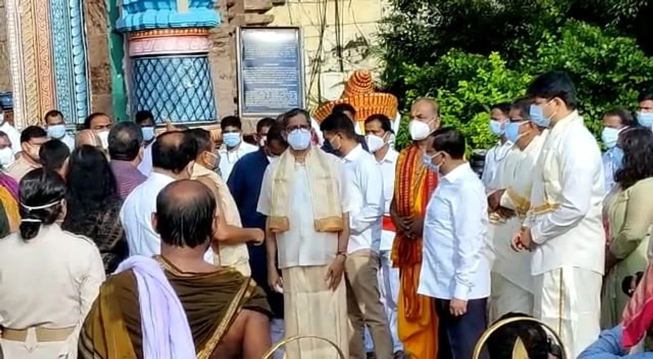  Chief Justice NV Ramana offers prayers at Puri Jagannath Temple