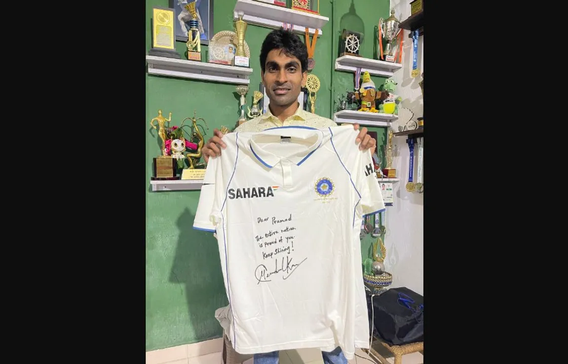  Watch Video: Pramod Bhagat gets Sachin Tendulkar's 200th Test jersey as gift from Little Master