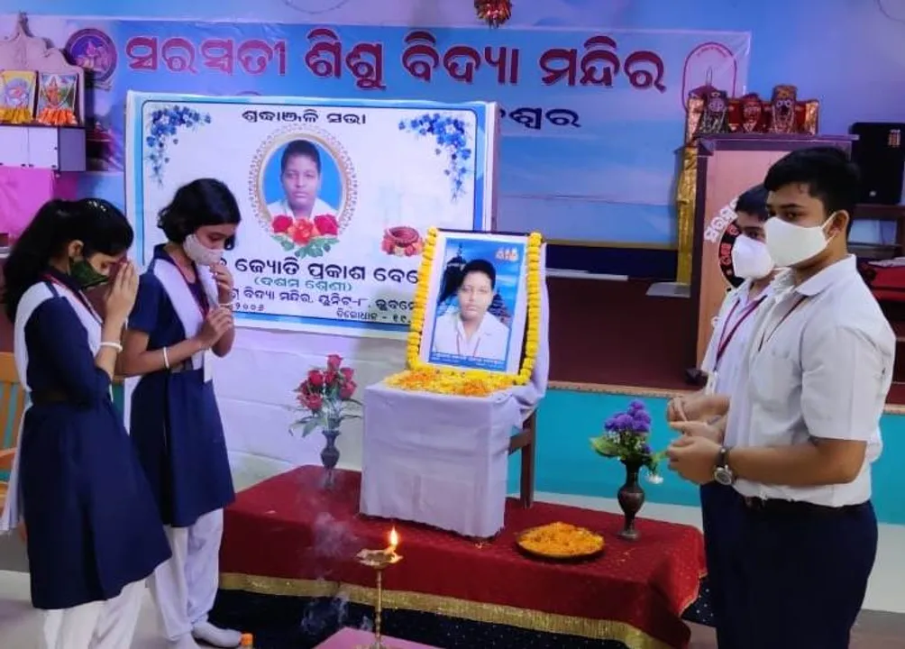  Bhubaneswar school student drowned in drain: Teachers, schoolmates mourn demise at condolence meeting [Watch]