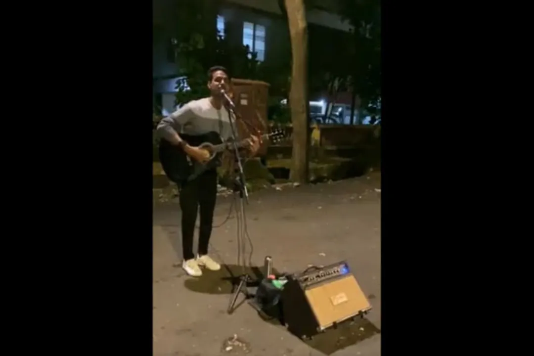  [Watch] Boy sings ‘Jab Koi Baat Bigad Jaye’ on streets to pay music school fees; grabs Hrithik Roshan’s attention