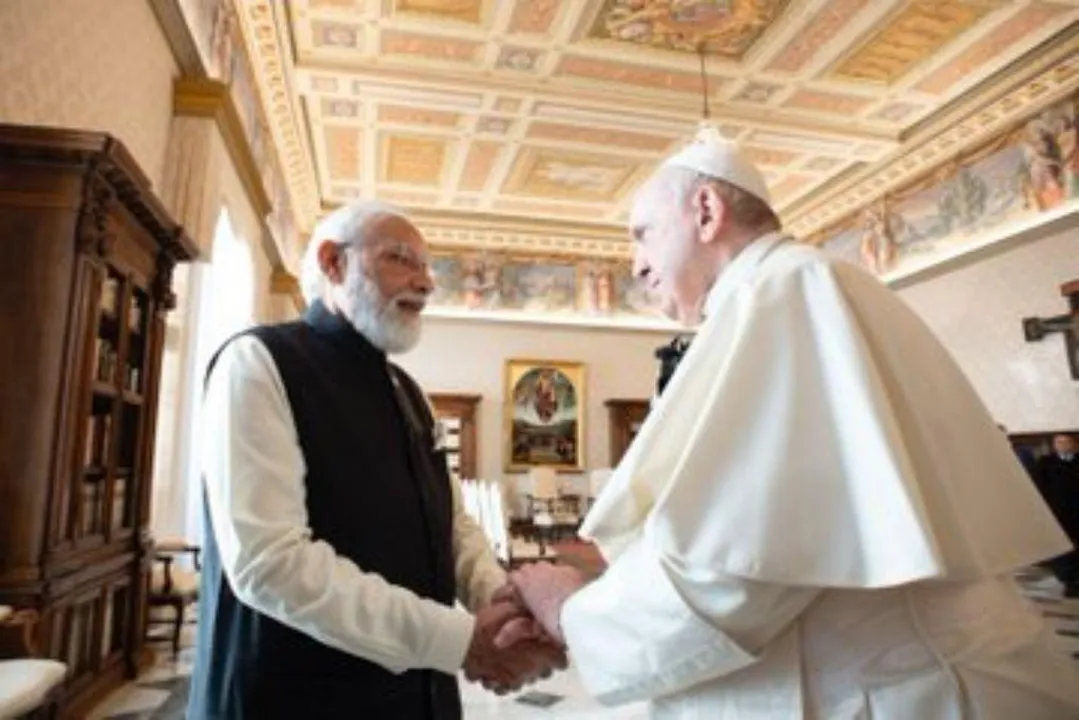  PM Modi calls on Pope Francis, invites him to visit India