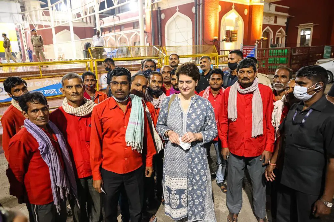  Priyanka Gandhi in Lalitpur to meet family of dead farmer