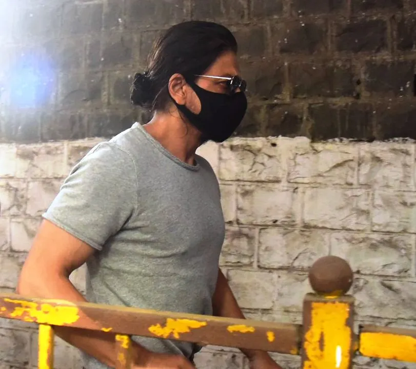  Shah Rukh Khan meets Aryan Khan at jail; Both speak over intercom