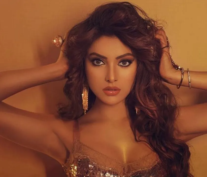  Urvashi Rautela announces her new movie 'Dil Hai Gray', Hindi remake of 'Thiruttu Payale 2'
