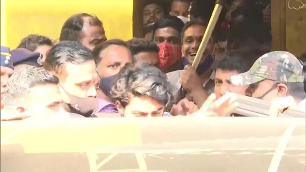  Watch: Aryan Khan walks out of jail after three weeks, Shah Rukh spotted with bodyguard
