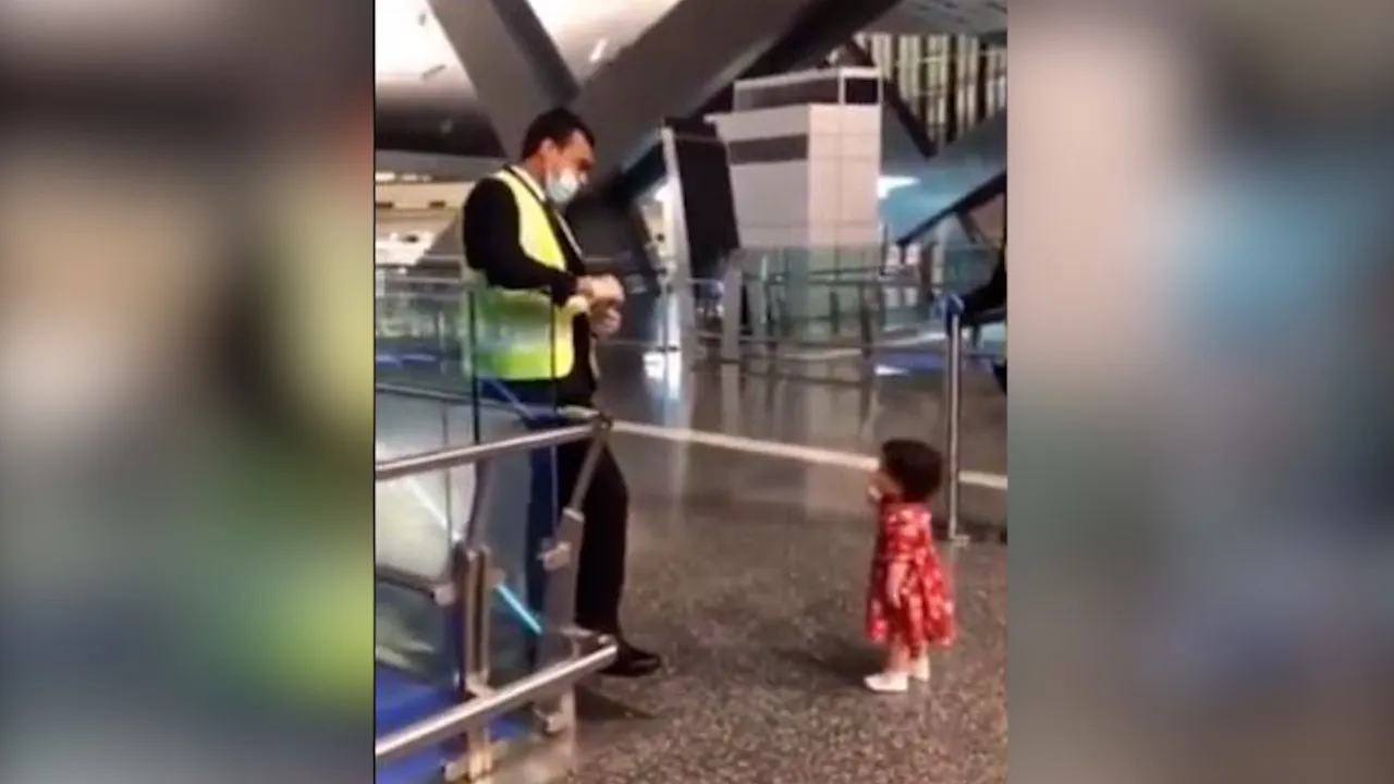 Toddler seeks security officer's permission to meet aunt at airport [watch]