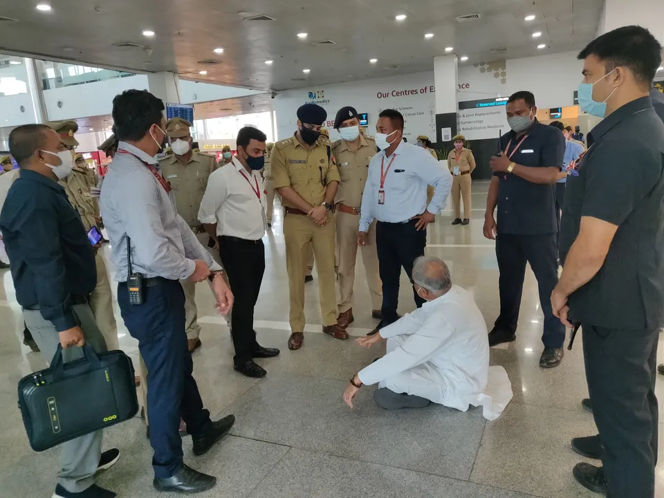 Chhattisgarh CM stopped at Lucknow Airport, Bhupesh Baghel sits on floor [Watch Video]