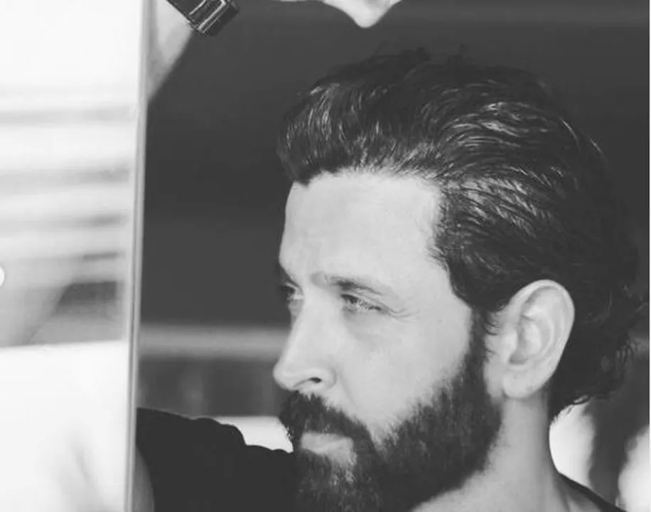  [Watch] Hrithik Roshan dances to tracks of 80s at gym