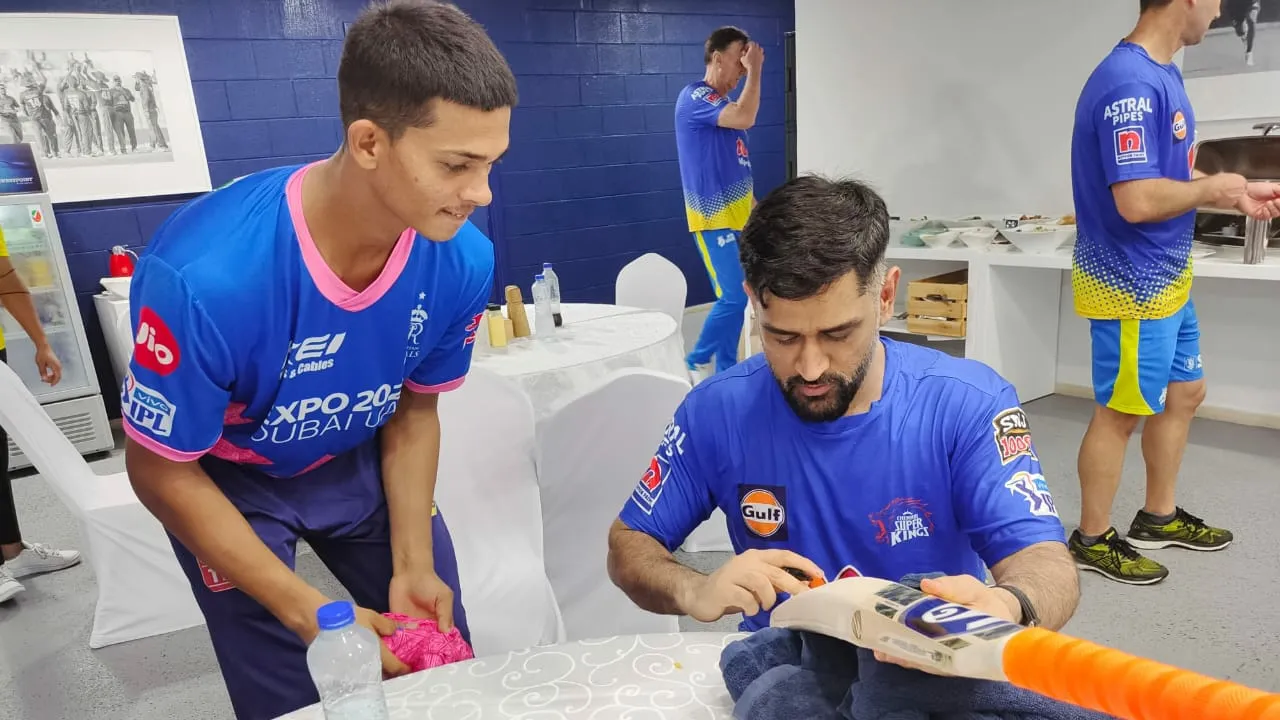  Rajasthan Royals opener Yashasvi Jaiswal gets MS Dhoni's autograph on bat after win against CSK