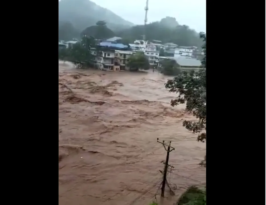  Watch: Kerala devastated by floods as heavy rains continue to lash, many feared dead