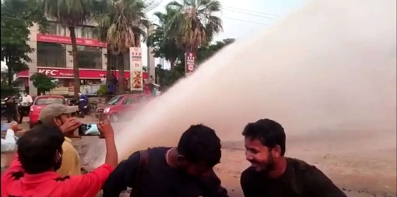 Pipeline burst floods road in Cuttack city again [watch]