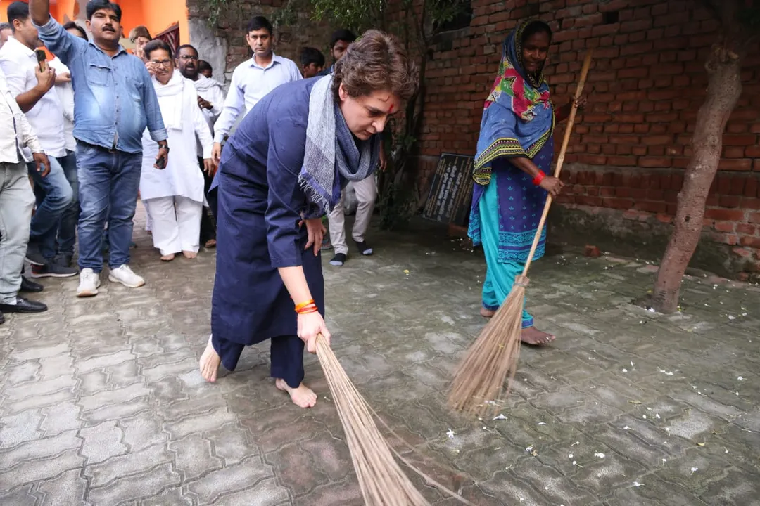  Watch Video: Priyanka Gandhi picks up the broom in Dalit dwelling