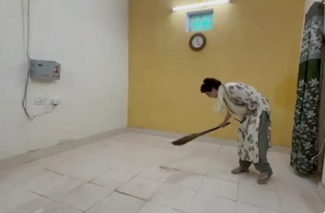  [Watch] Priyanka Gandhi sweeps room in detention