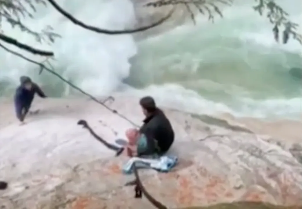  Watch: Sikh men use their turbans to rescue stranded hikers in Canada