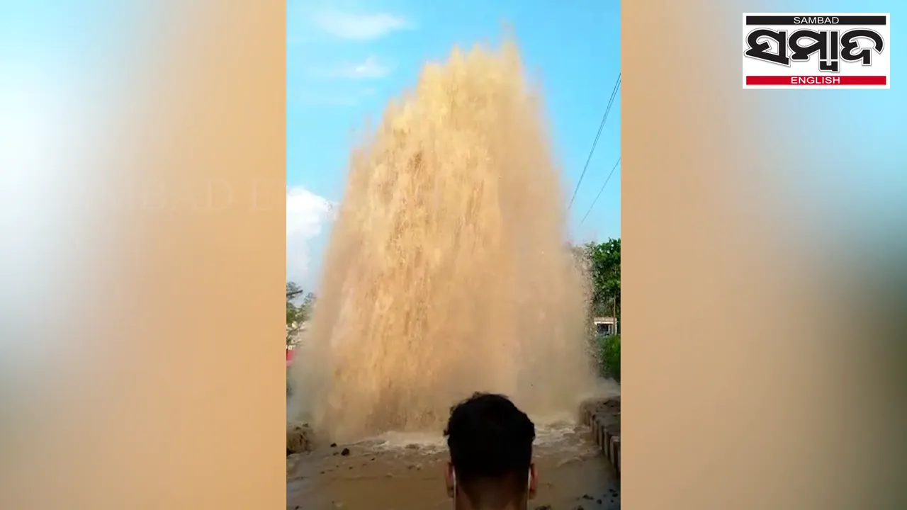  [Watch] Pipe burst creates fountain on middle of busy road in Cuttack city