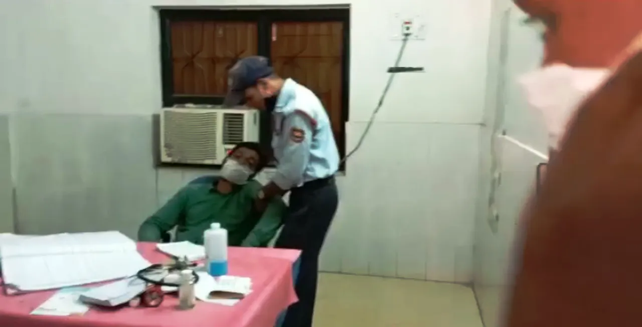  [Watch] Odisha doctor caught sleeping on duty; video goes viral