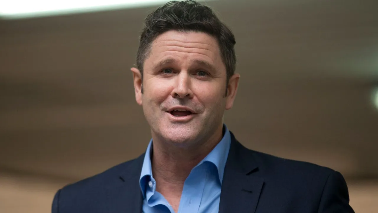  Chris Cairns returns to Canberra, but suffers paralysis in legs after stroke 