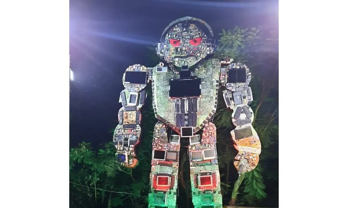  Best from waste: Odisha ITI students create gigantic Robot
