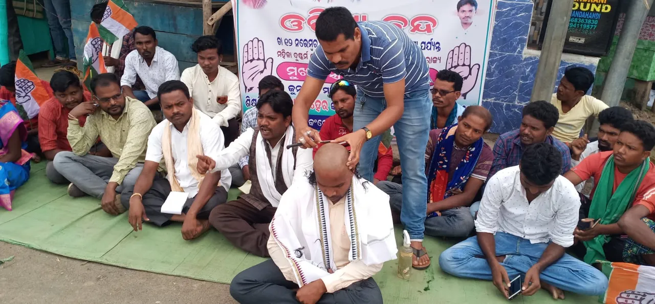  Congress hartal: Protestors practise mass 'mundan' in Odisha