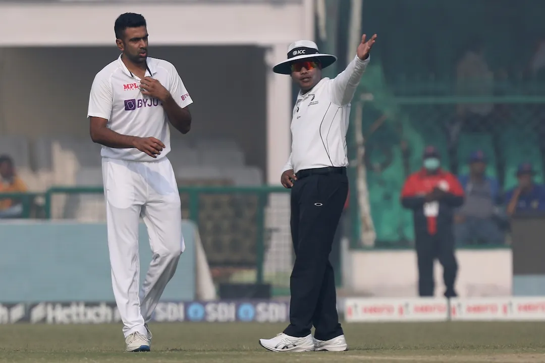 IND v NZ: Ravichandran Ashwin and umpire Nitin Menon in argument over vision obstruction. 