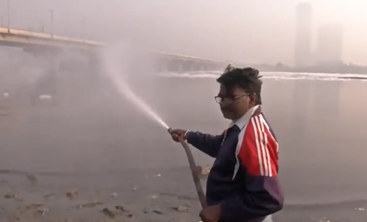  Watch: Delhi Jal Board sprinkles water on Yamuna to dissipate toxic foam, social media reacts hilariously