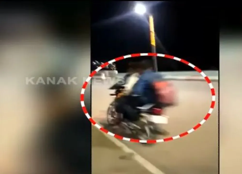  Berhampur: 3 men on motorcycle meet with accident while escaping vehicle checking by police [Watch]