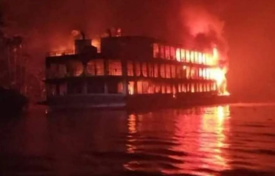  30 killed in Bangladesh boat fire 