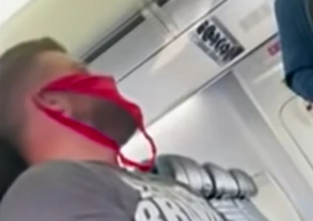  Watch: Man kicked off flight for wearing women’s underwear as face mask