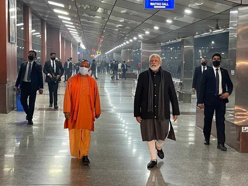  PM Narendra Modi makes surprise visit to Varanasi station