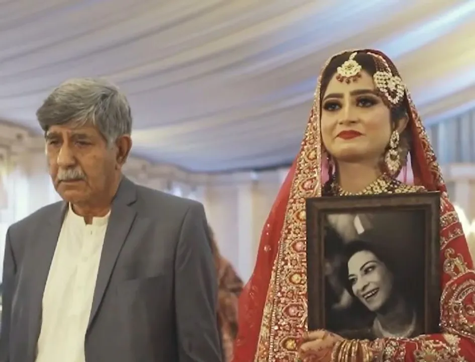  Watch: Pakistani bride enters wedding venue with portrait of late mother, video goes viral