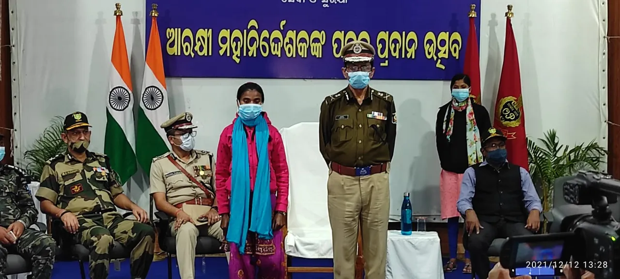  Woman Maoist carrying Rs 4 lakh bounty surrenders before Odisha DGP