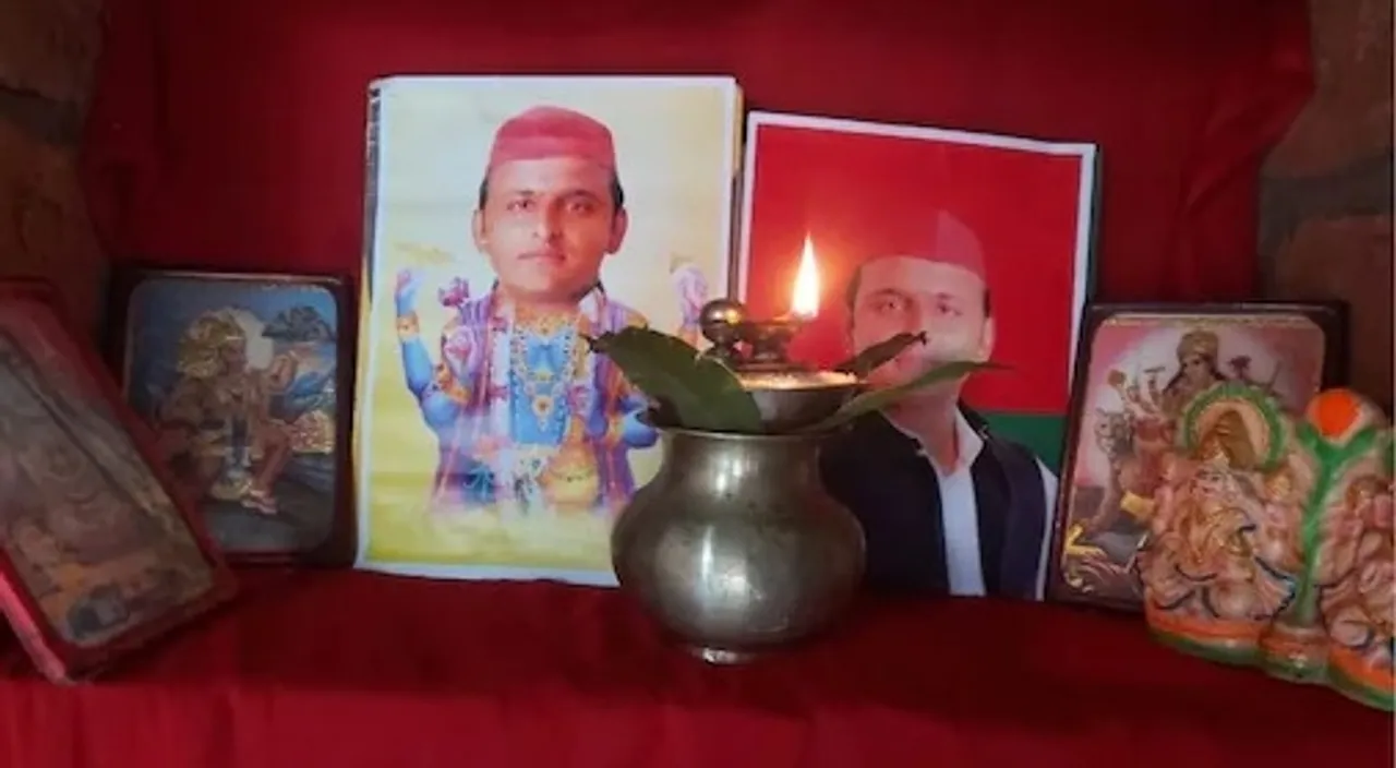  Akhilesh being worshipped as Vishnu avatar in UP village 
