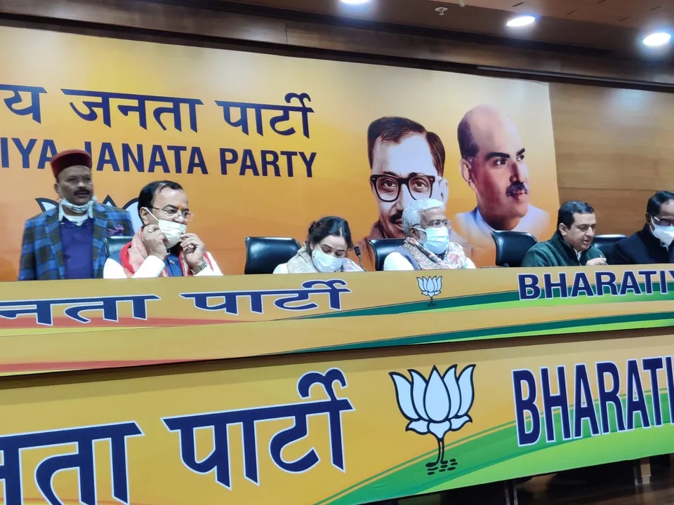  Mulayam Singh Yadav's daughter-in-law Aparna Yadav reaches BJP headquarters. 