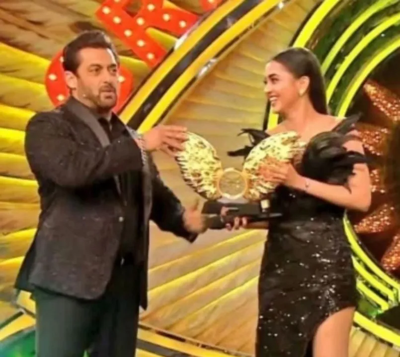  Tejasswi Prakash wins 'Bigg Boss 15', collects cheque of Rs 40 lakh