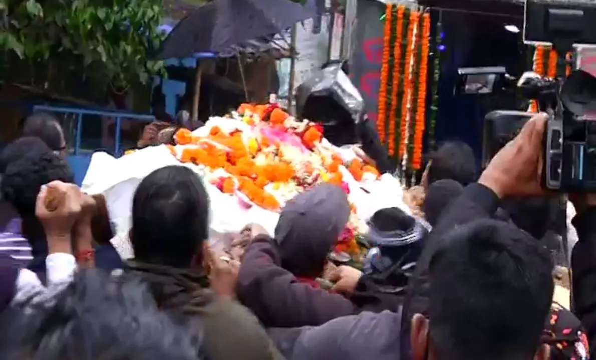  Tearful adieu to Mihir Das as mortal remains consigned to flames at Satichaura