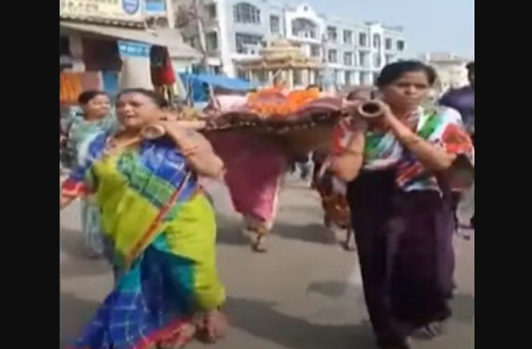  Daughters shoulder mother's body in Odisha's Puri as sons don't turn up [Watch]