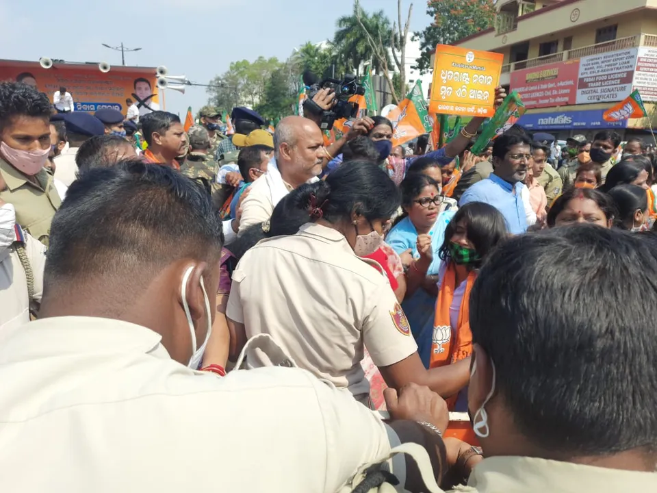  High voltage drama in Odisha capital as BJP workers scuffle with cops over Mamita Meher murder case