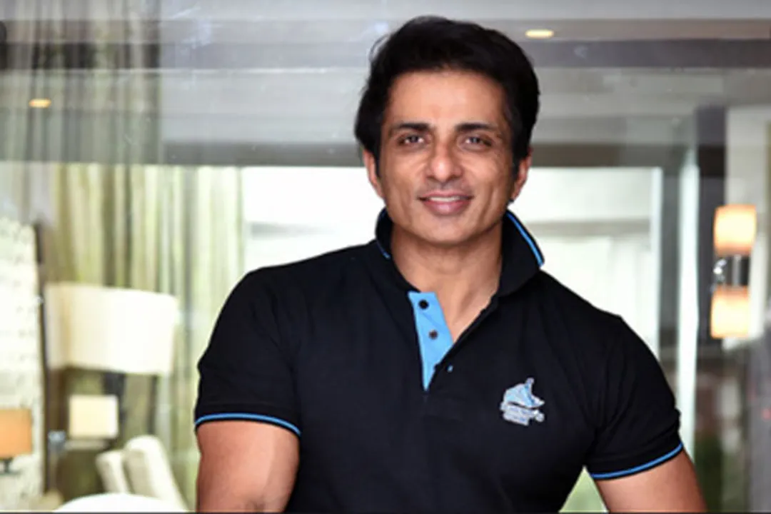  Bollywood star Sonu Sood stops car, rescues 19-year-old accident victim