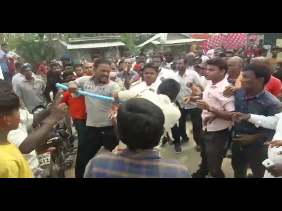  [Watch] Odisha cops attacked during 3rd phase of Panchayat polls