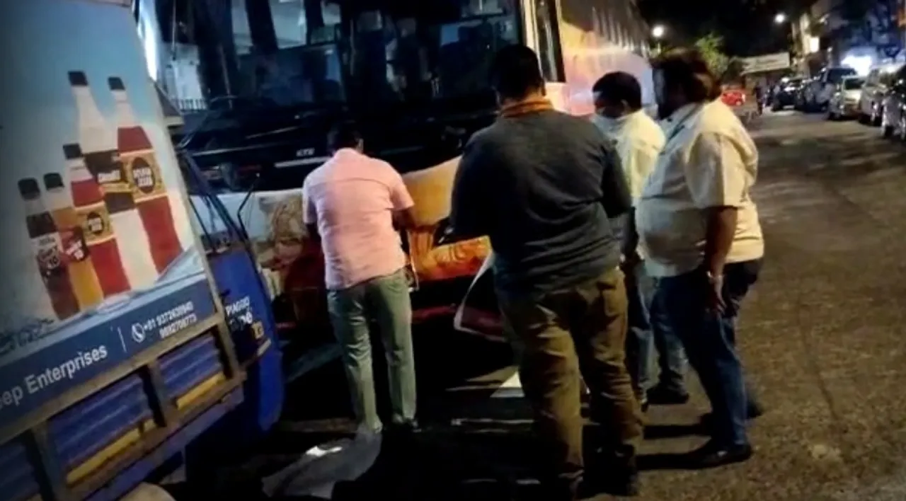  MNS activists damage IPL team bus in Mumbai. 