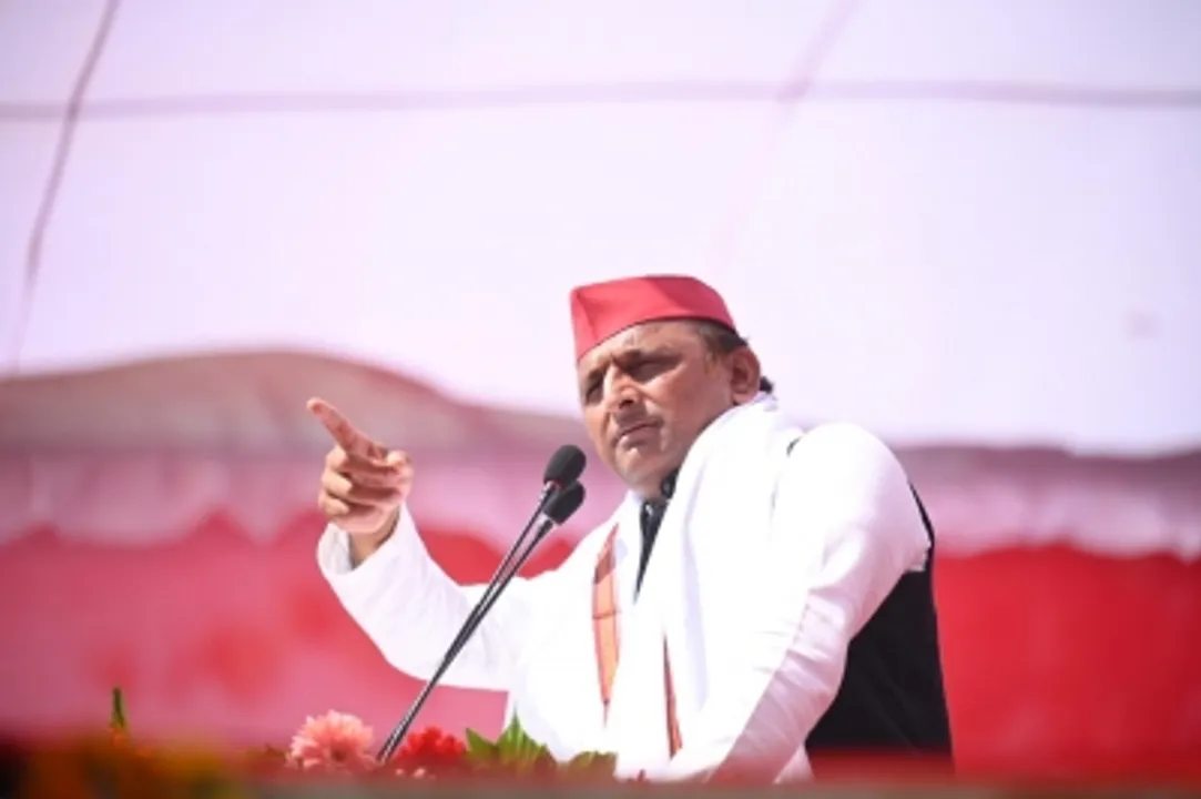  Man loses motorcycle for betting on SP; Akhilesh Yadav helps him get new one