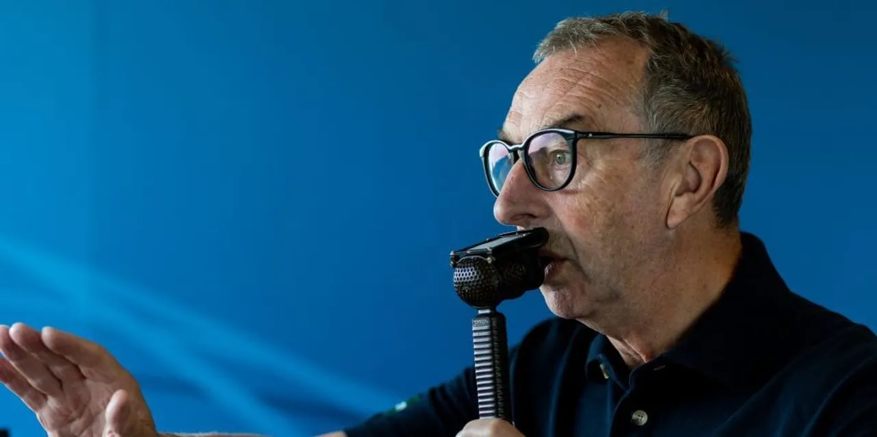  David Lloyd announces retirement from cricket commentary after 22 years 