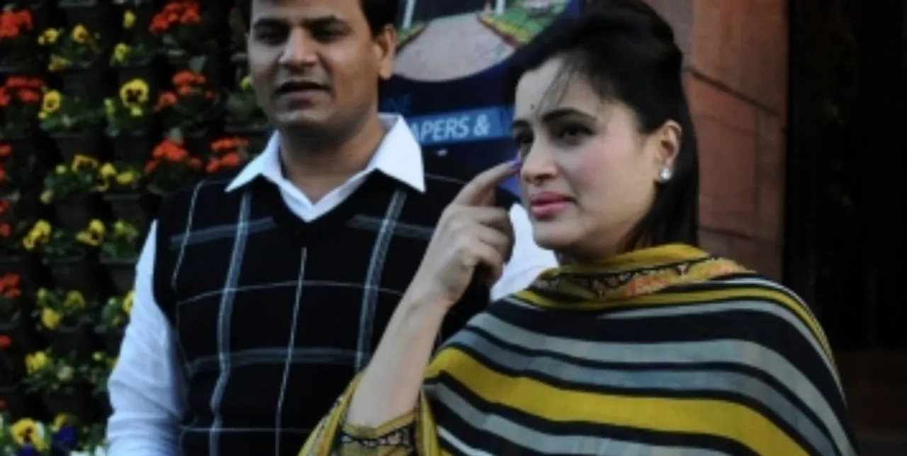  Navneet Rana, who is lodged in jail, files complaint against Sanjay Raut