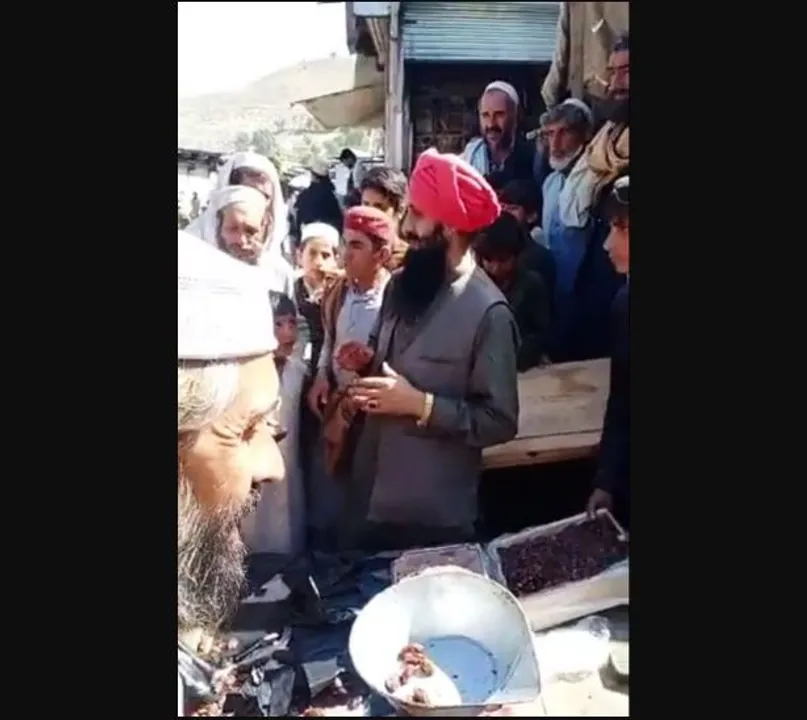  Sikh trader in Pakistan distributes 'Ramzan packages' to promote religious harmony