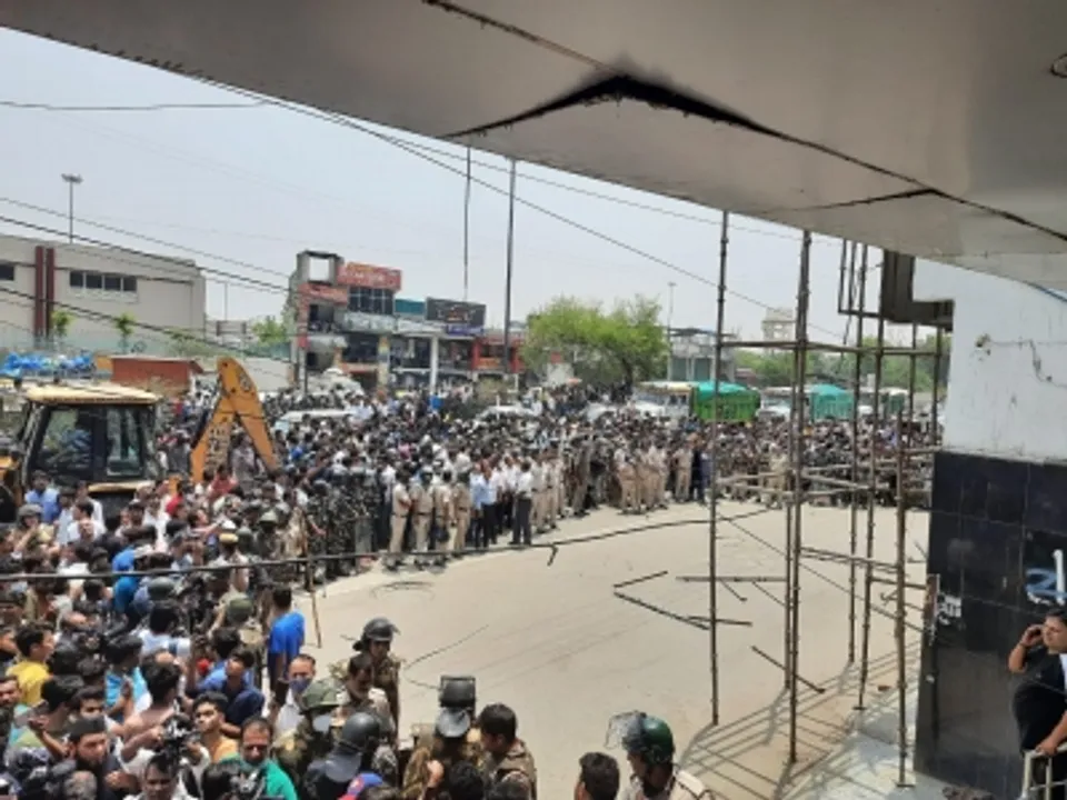  Demolition drive: Protest begins at Shaheen Bagh, AAP MLA on spot