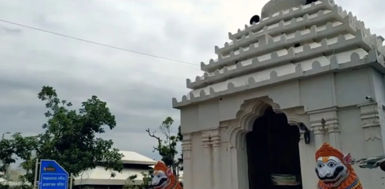  Lord Jagannath, His siblings in Anasara: Devotees throng Alarnath Temple in Puri