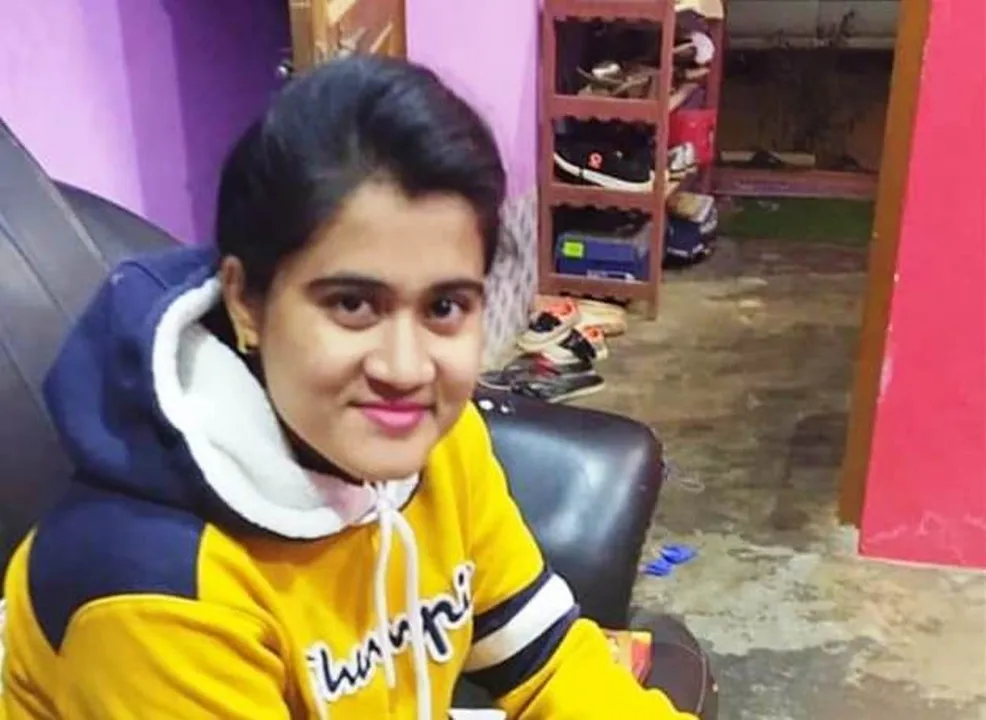  Woman PET found hanging inside room in Odisha, suicide note found