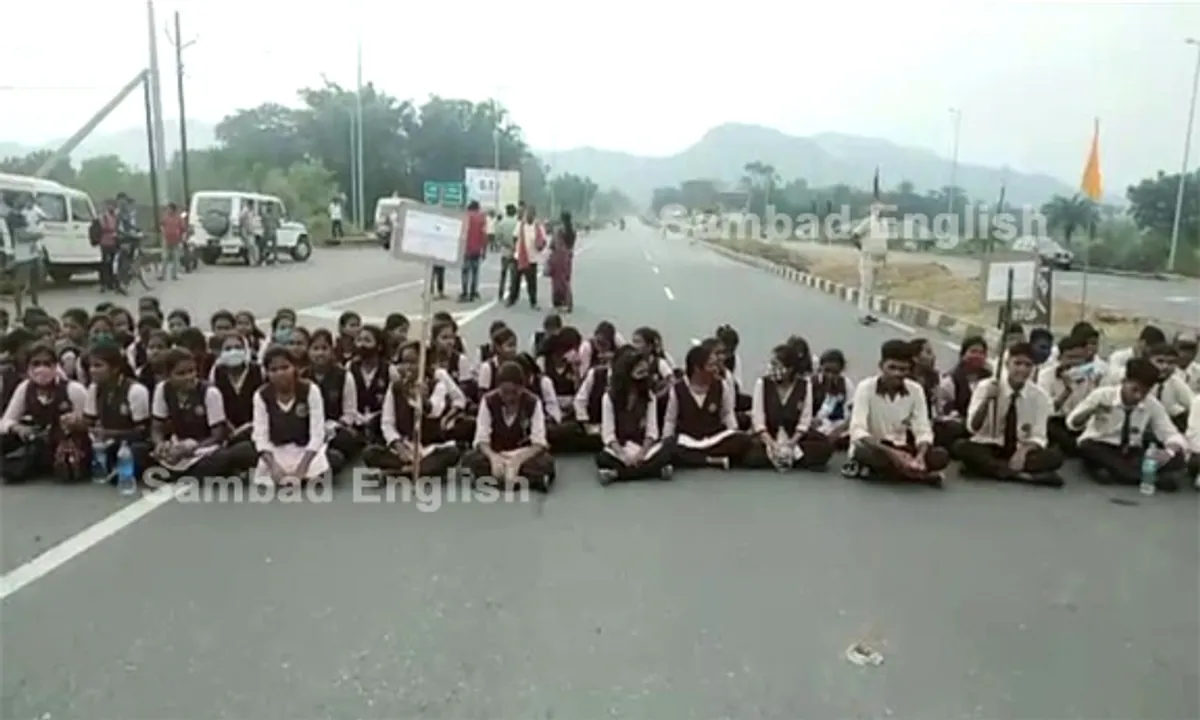  Hundreds of schoolchildren walk more than 7 Km distance to ventilate grievance to Collector