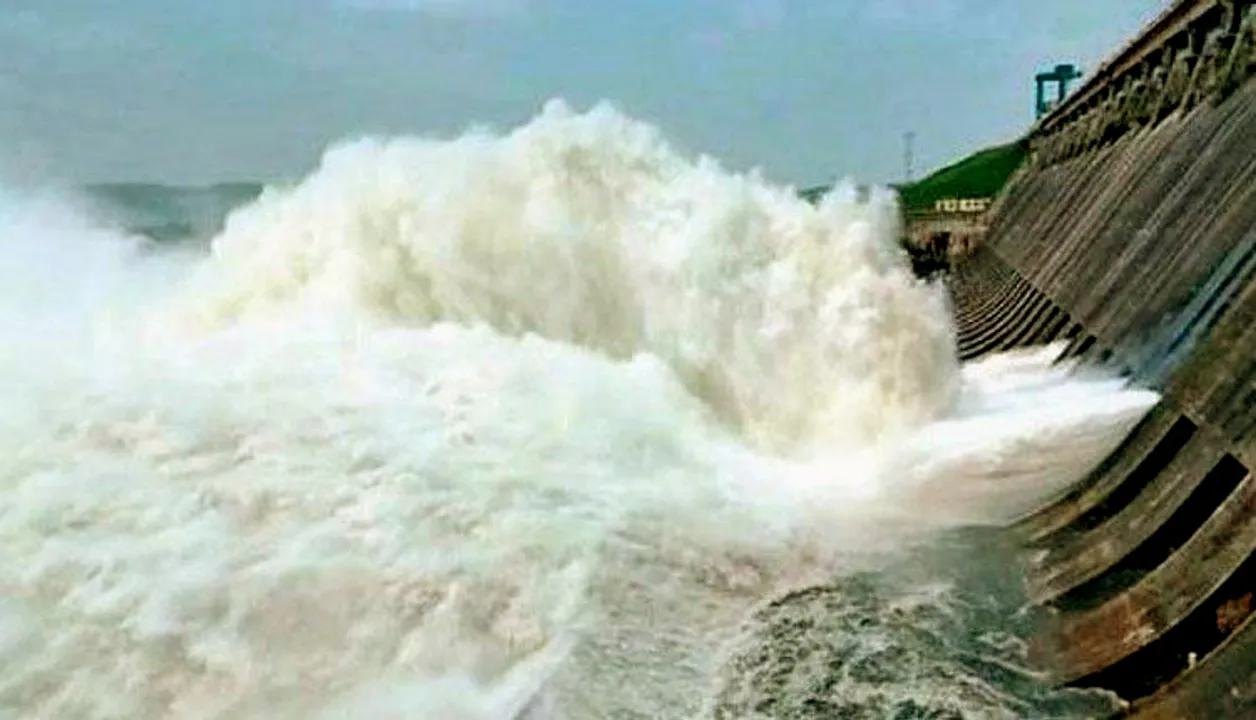  Odisha's Hirakud Dam releases first flood water of season